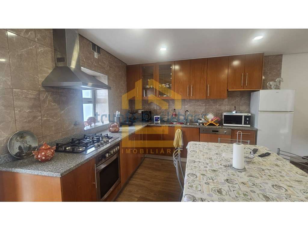 Moradia T3 Totalmente Renovada para Arrendamento - Parada, Vila do ... - Grande imagem: 4/18