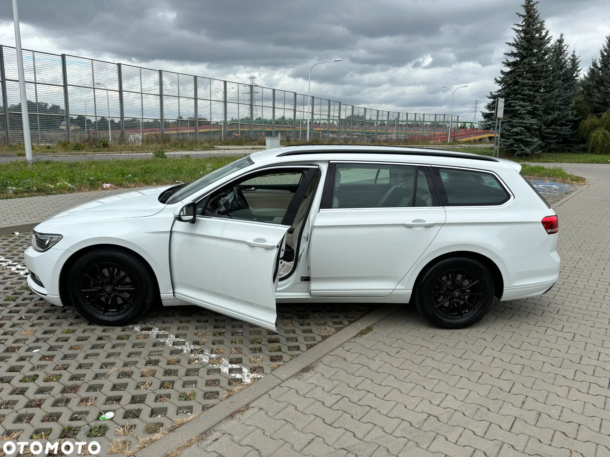 Volkswagen Passat - 1