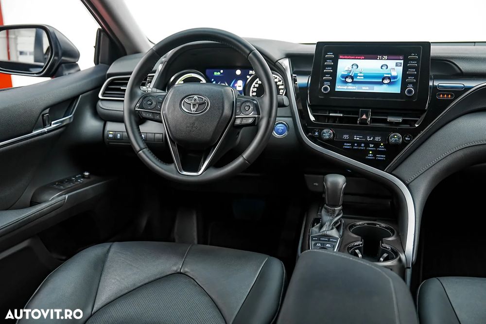 Toyota Camry Luxury - 18