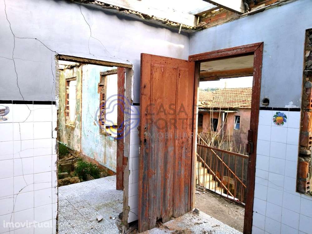Casa em Ruínas em São Roque , Oliveira de Azeméis de duas frentes. - Grande imagem: 4/10