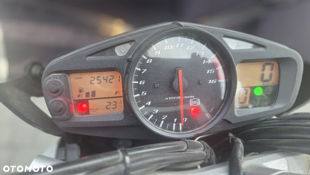 Suzuki GSR - 13