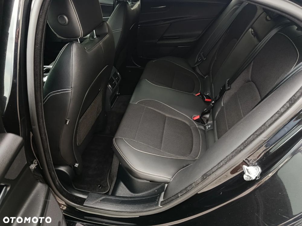 Jaguar XE D180 R-Dynamic S - 21
