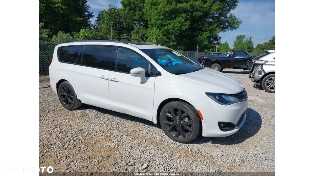 Chrysler Pacifica - 1