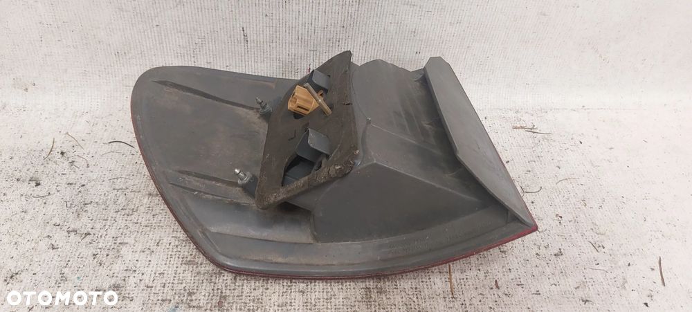 .  TYL TYLNA LAMPA PRAWA TOYOTA AVENSIS VERSO - 4