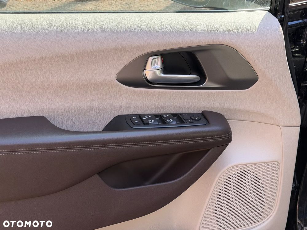 Chrysler Pacifica - 10