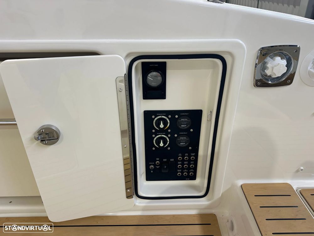 Quicksilver Activ 875 Sundeck - 16