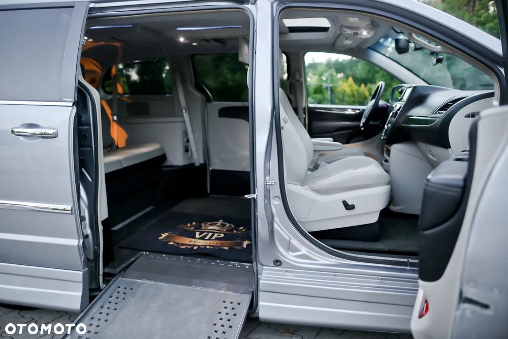 Chrysler Town & Country 3.6 Limited - 12