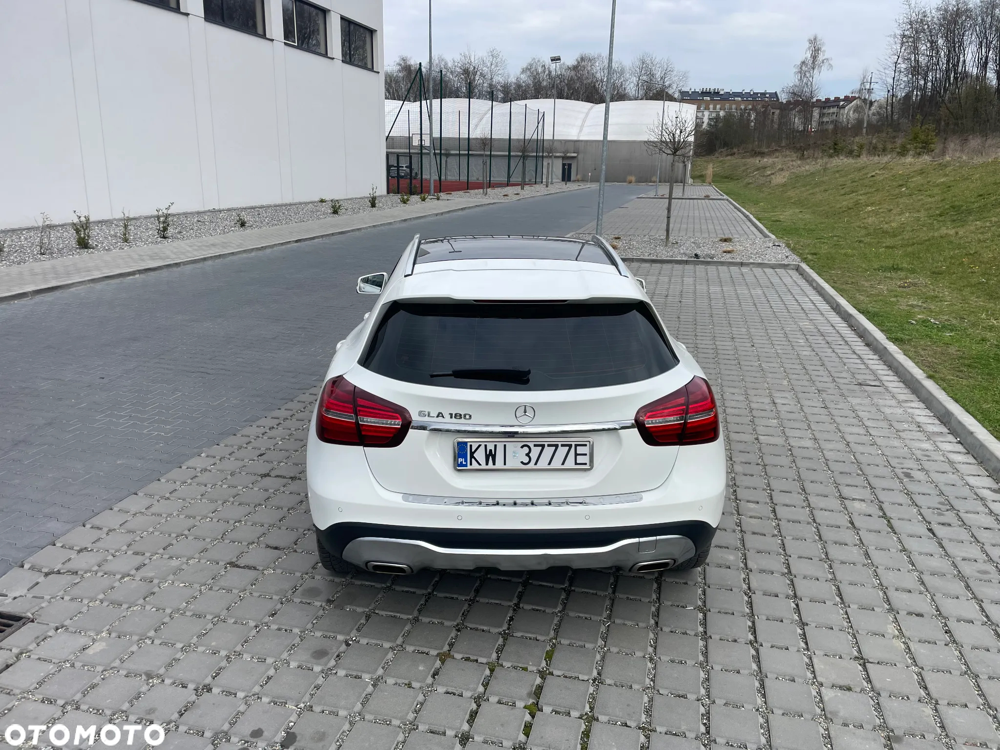Mercedes-Benz GLA 180 7G-DCT - 4
