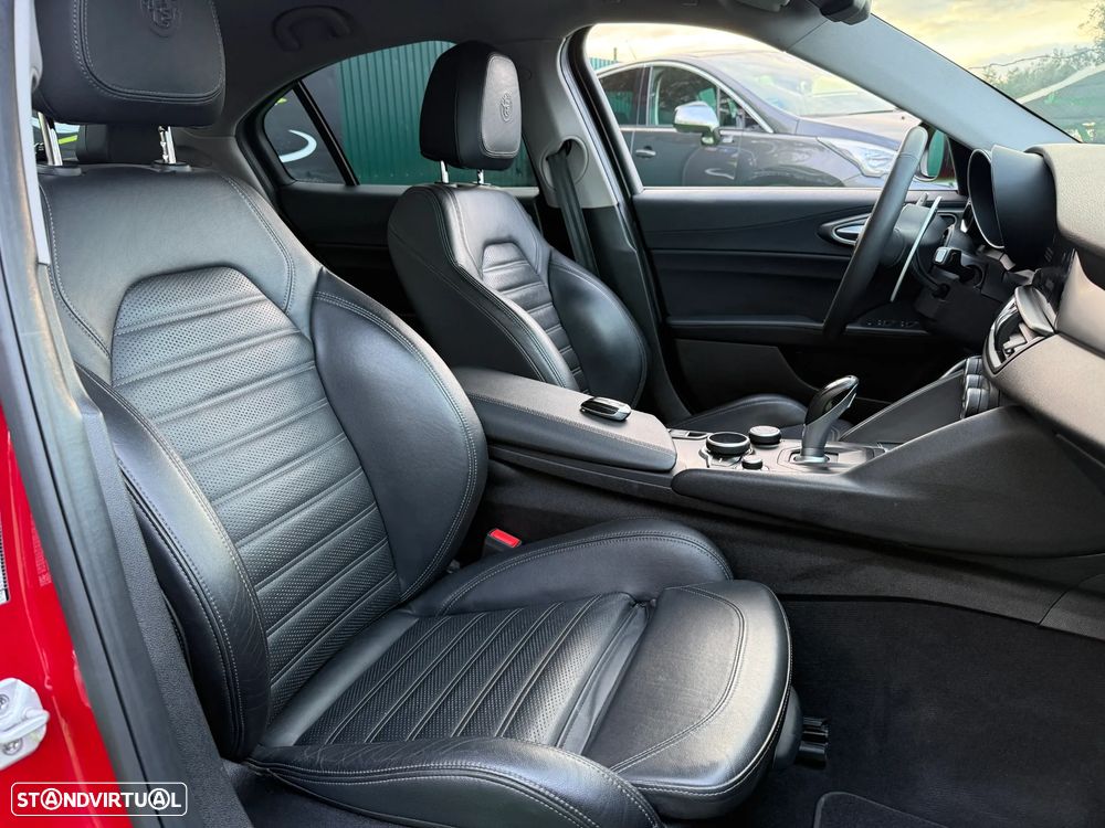 Alfa Romeo Giulia 2.0 Turbo 16V AT8-Q4 Veloce - 32