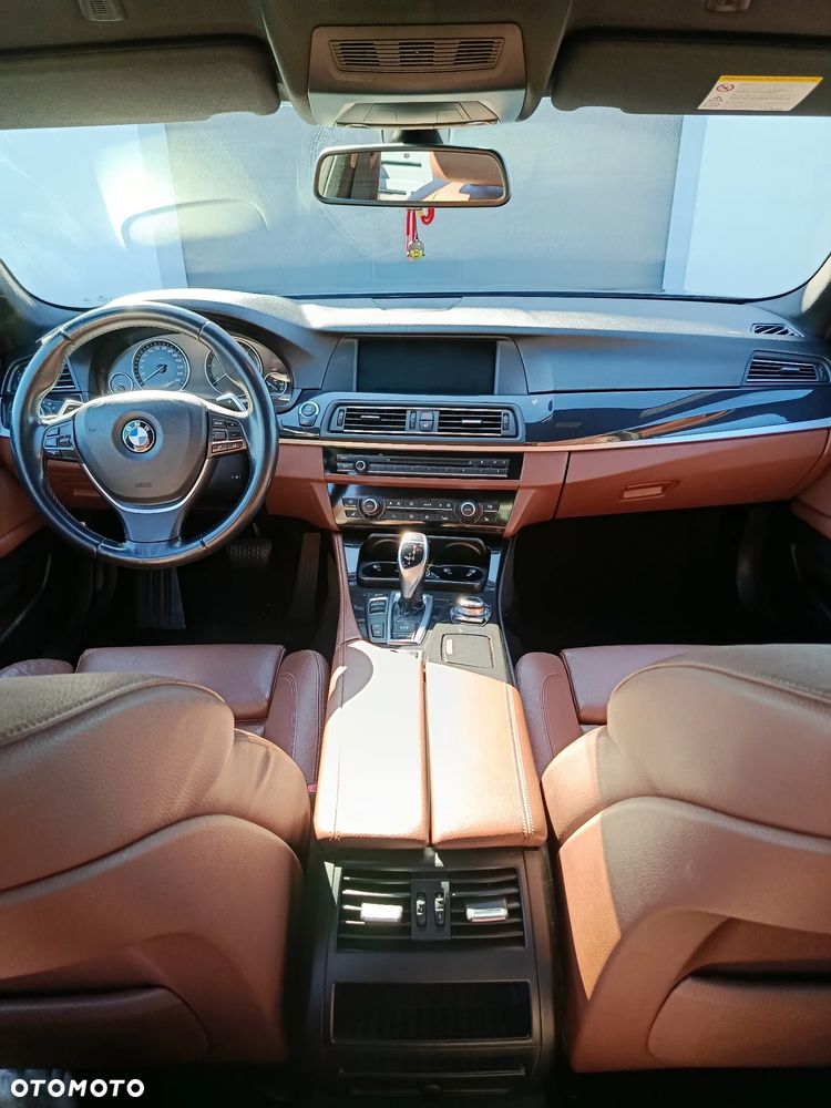 BMW Seria 5 525d xDrive - 10