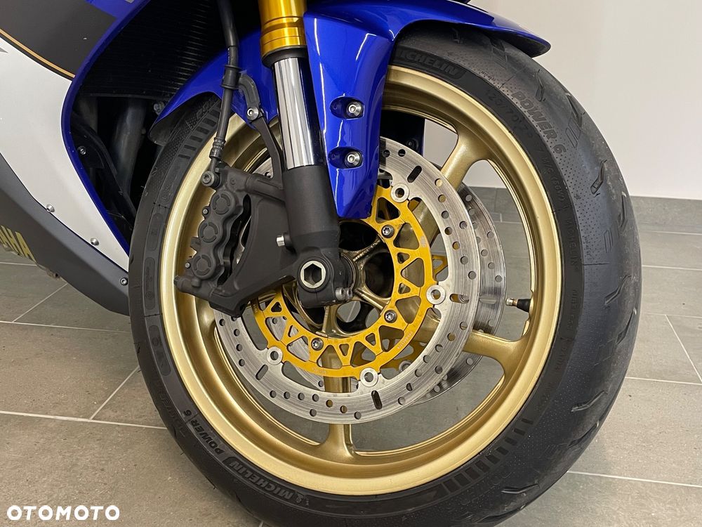 Yamaha R1 - 22