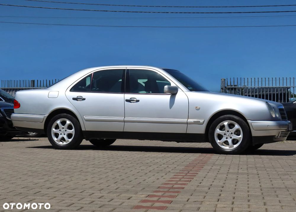 Mercedes-Benz Klasa E 240 Elegance - 38
