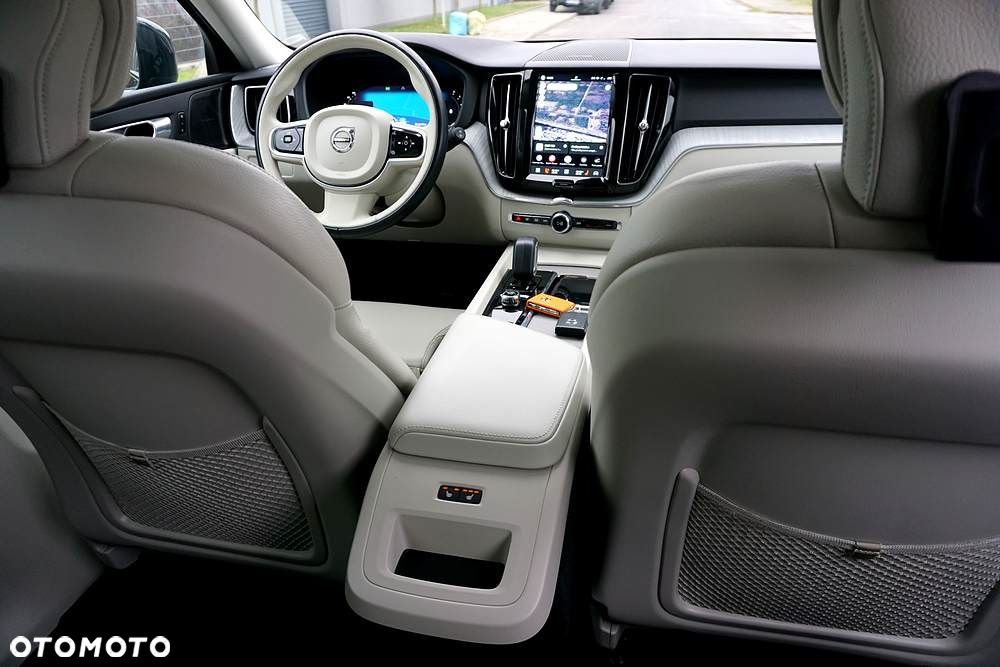 Volvo XC 60 B4 D Plus Dark - 24