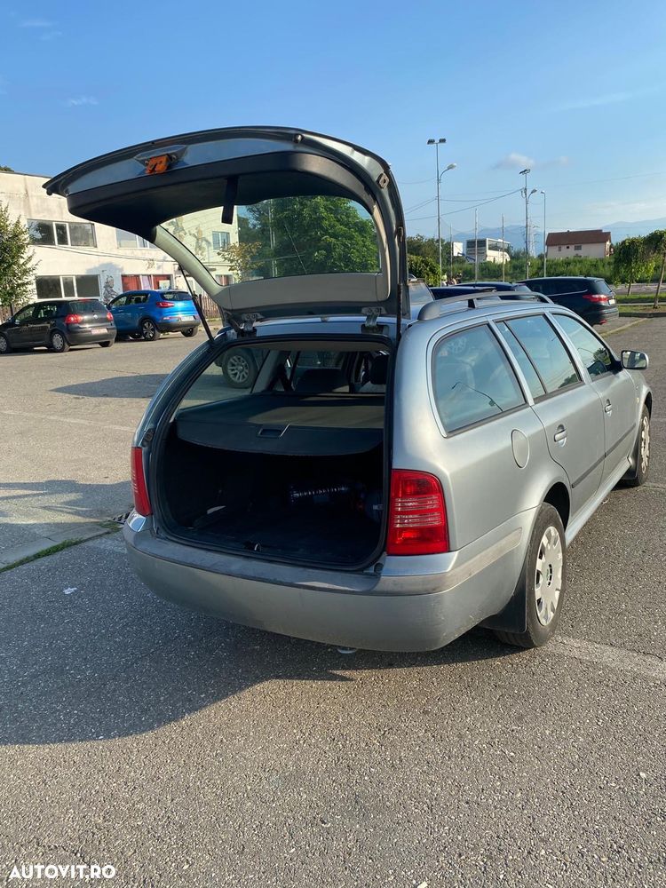 Skoda Octavia Combi 1.6 Ambiente - 4