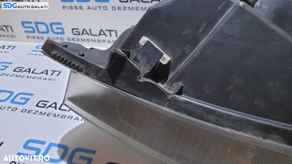 Far Dreapta cu Defect Renault Clio 2 1998 - 2012 Cod 8200228792 - 3