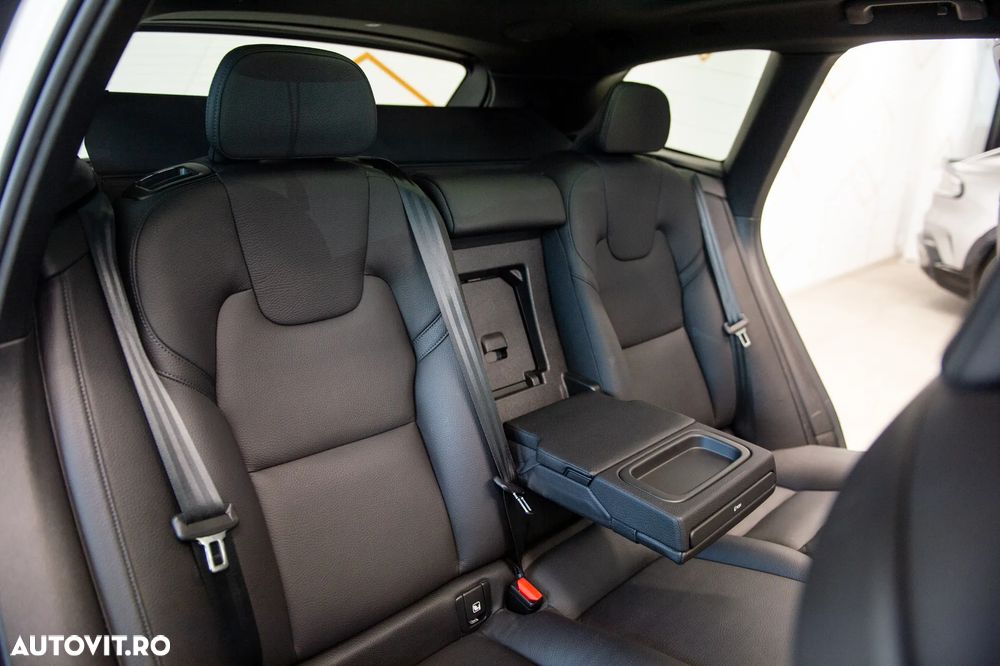 Volvo XC 60 Recharge T8 Twin Engine eAWD R-Design - 32