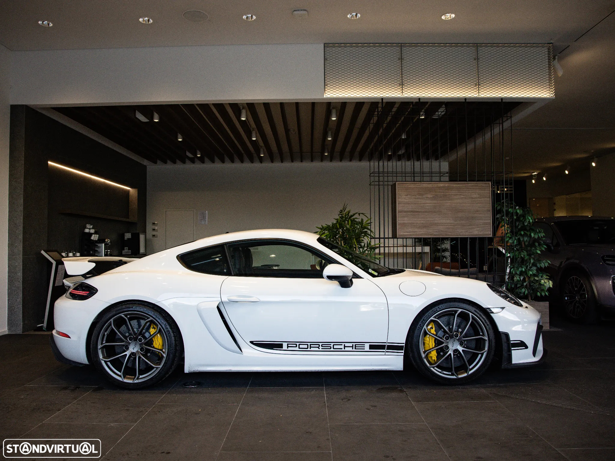 Porsche 718 Cayman GT4 - 10