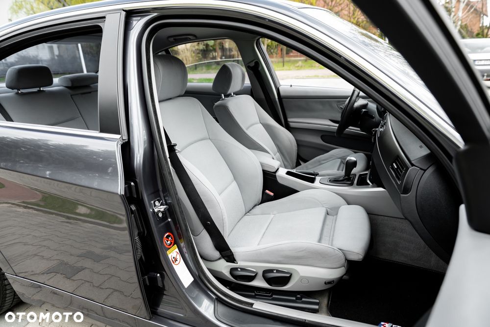 BMW Seria 3 325i - 25