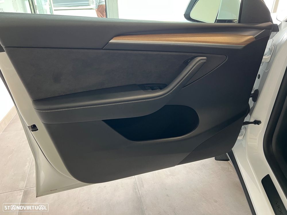 Tesla Model Y Standard RWD - 24