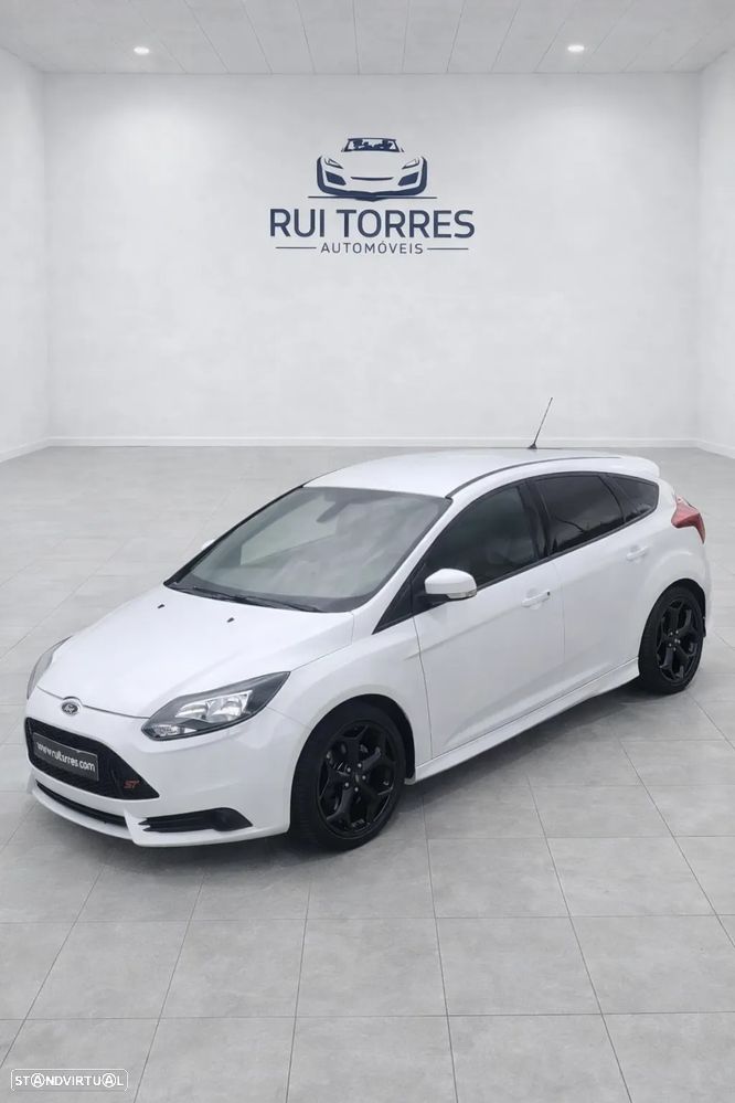 Ford Focus 2.0 EcoBoost ST c/ Pack Pele Desportiva - 12
