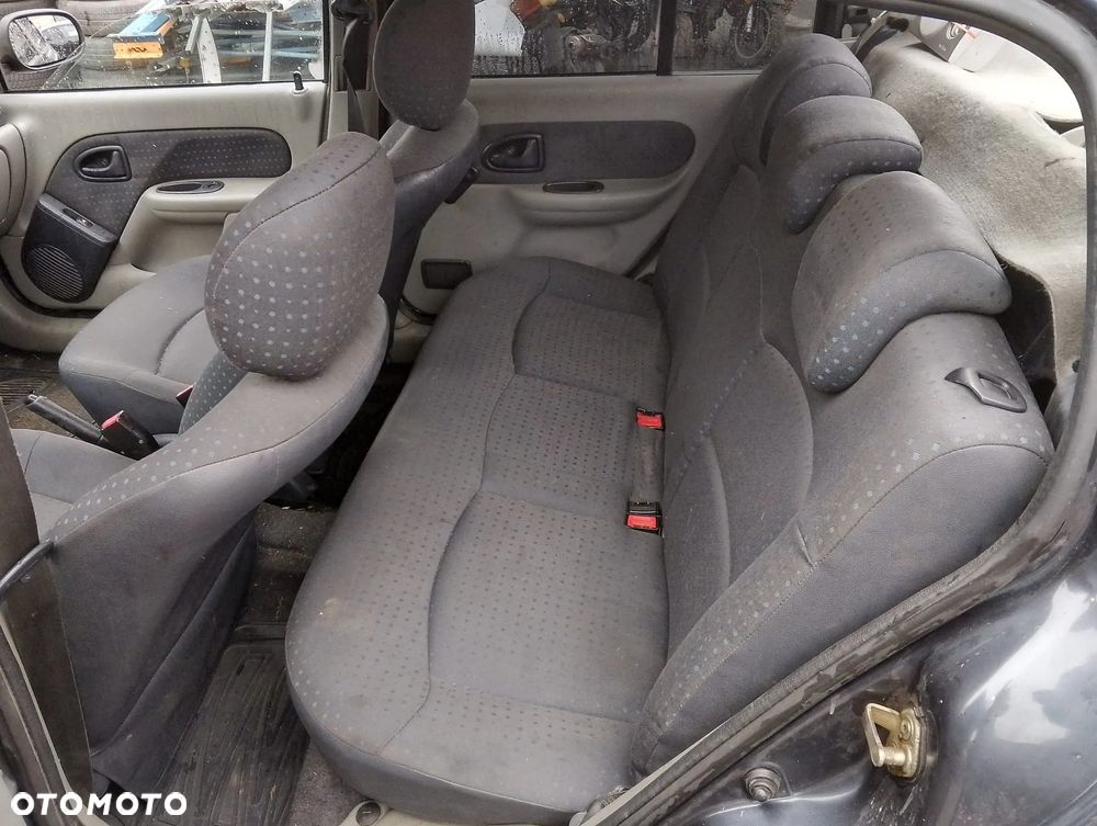 Renault Thalia (01-03r.) 1.5 DCI 65KM. Silnik K9K 700 Skrzynia JB3976 lakier TE866. Cały na części. GWARANCJA !!!  Przód Tył Zestaw Komplet Drzwi Klapa Zderzak Błotnik Maska Grill Atrapa Szyba Pas Lampa Lusterko Boczki Fotel Kanapa Kokpit Deska Rozdzielcza Przełącznik Włącznik Sterownik Przewody Wiązka Instalacja Moduł Komputer Czujnik Listwa Pompa Alternator Wtryski Głowica Rozrusznik Kompresor Sprzęgło Dwumas Silnik Skrzynia ABS Klimatyzacji Paliwa Wspomagania Kolektor Turbina Przepustnica Zawór Chłodnica Koło Hak Belka Sanki Zawieszenie Mcpherson Półoś Amortyzator Wydech Tłumik Zacisk Most - 9