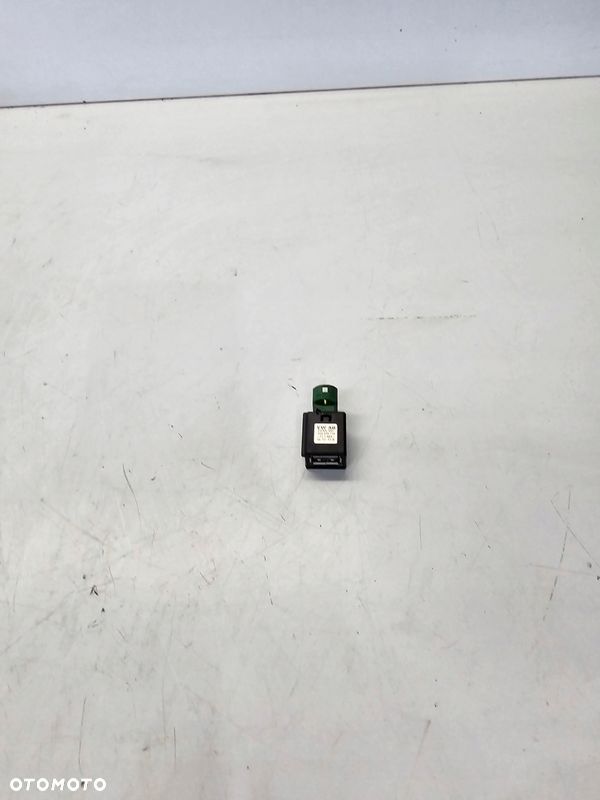 GNIAZDO USB ŁADOWARKI AUDI A4 A5 Q3 Q5 5Q0035726 - 1