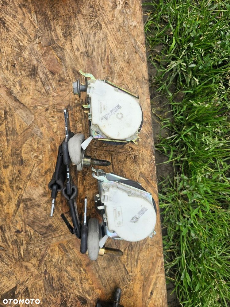 Pas bezpieczeństwa środek tył 33029442 Renault Modus