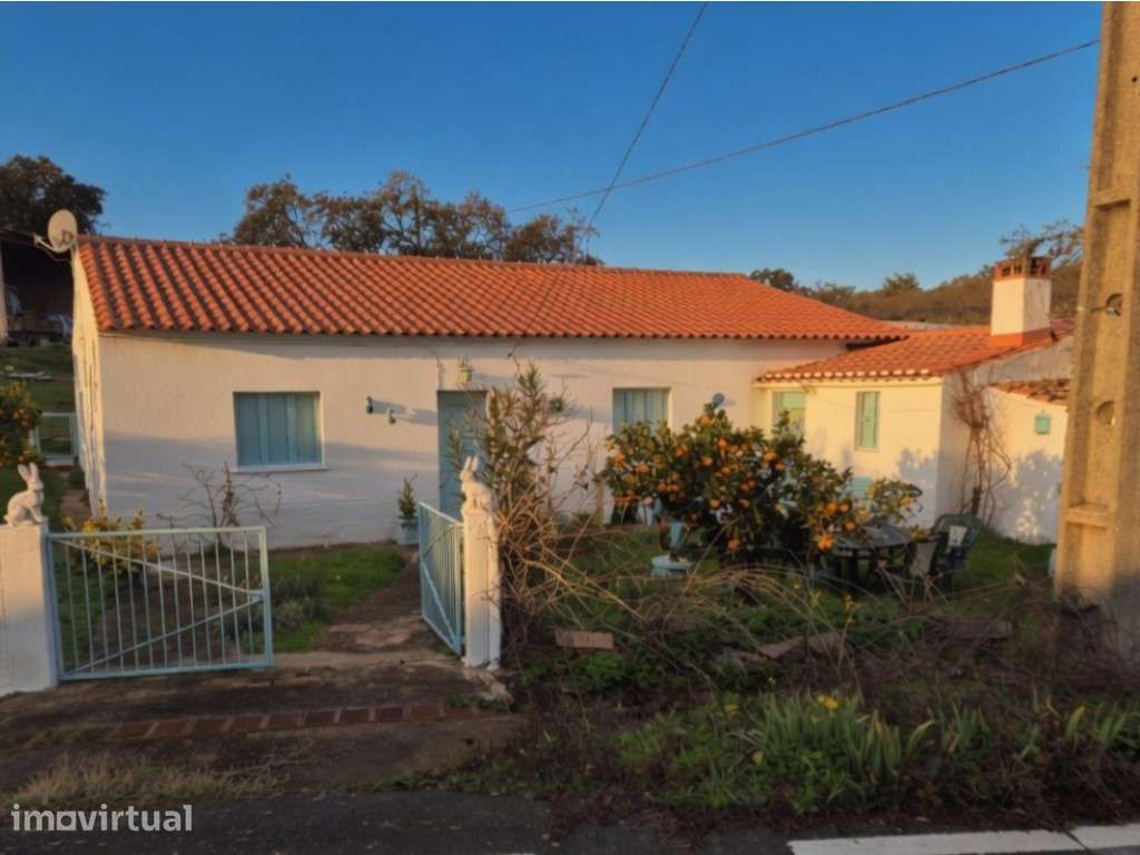 Moradia térrea T3+1 com anexo e jardim perto de Almodôvar
