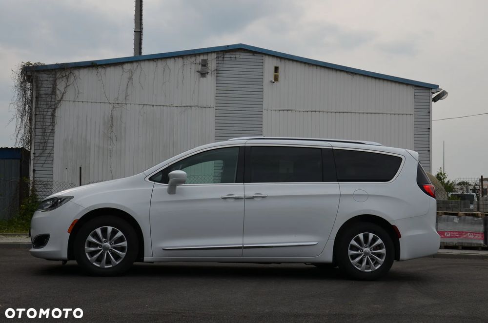 Chrysler Pacifica - 4