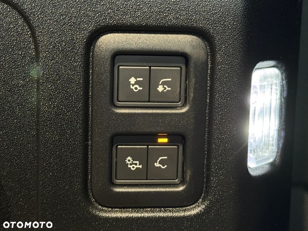 Land Rover Defender 3.0 D300 mHEV X-Dynamic HSE - 21
