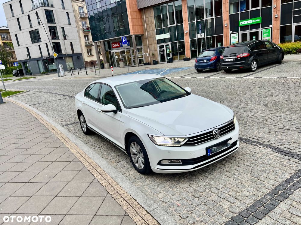 Volkswagen Passat - 1