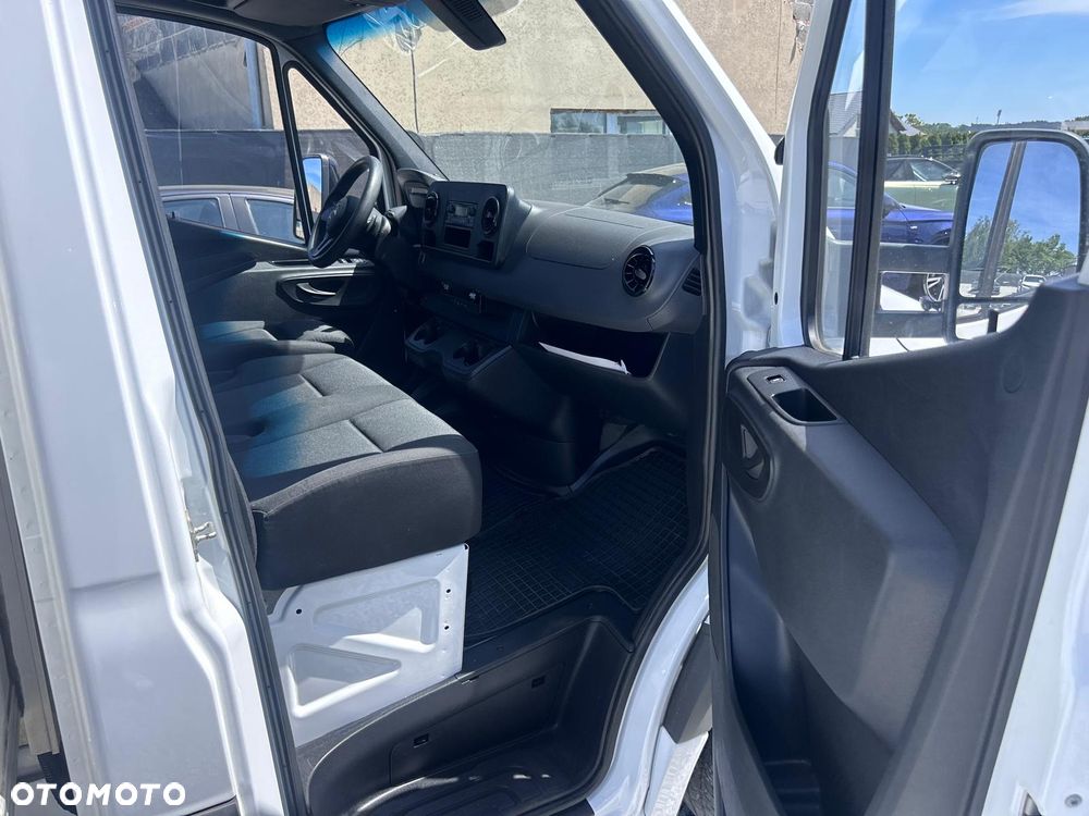 Mercedes-Benz Sprinter - 12