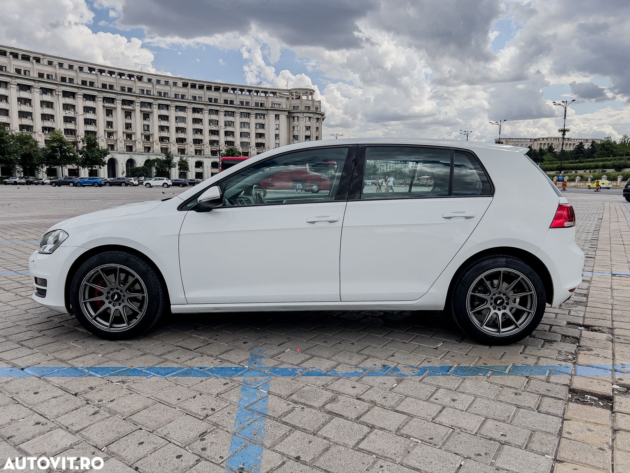 Volkswagen Golf - 6