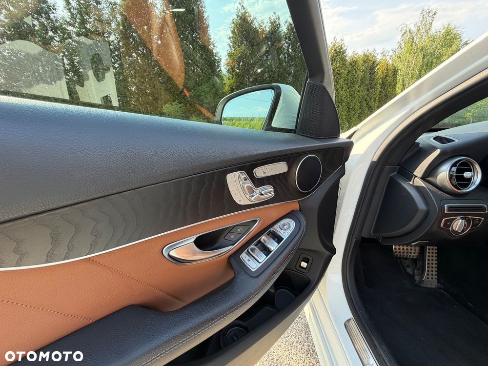 Mercedes-Benz Klasa C 300 9G-TRONIC AMG Line - 11