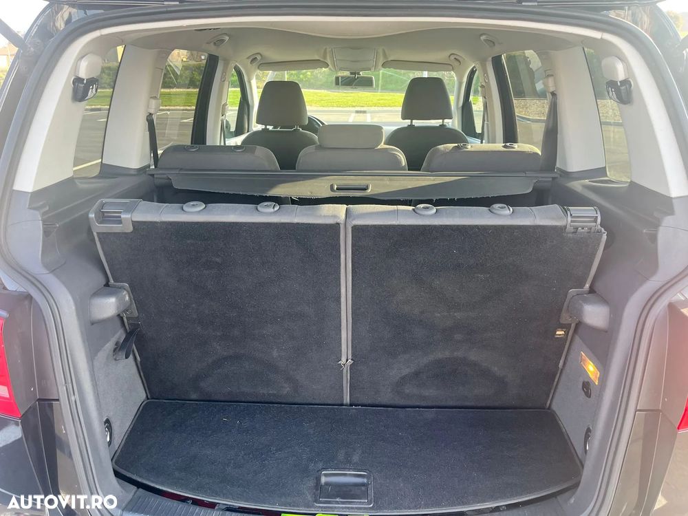 Volkswagen Touran - 12