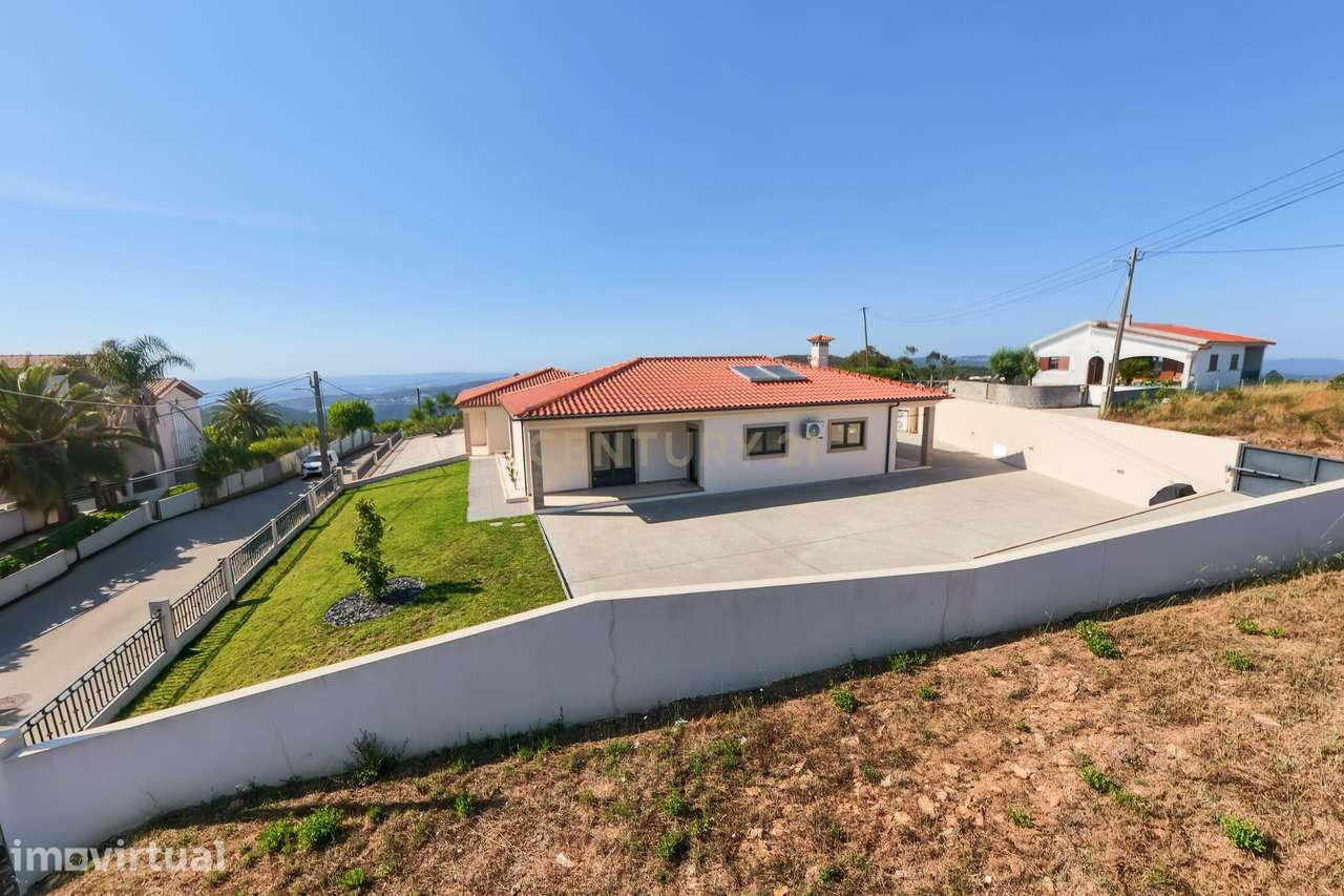 Moradia T4+1 térrea em estado novo com varanda coberta, jardim, vistas - Grande imagem: 4/60
