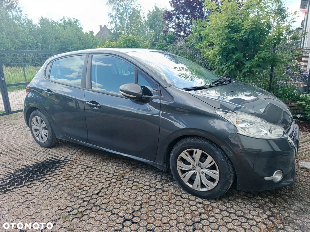 Peugeot 208 - 1