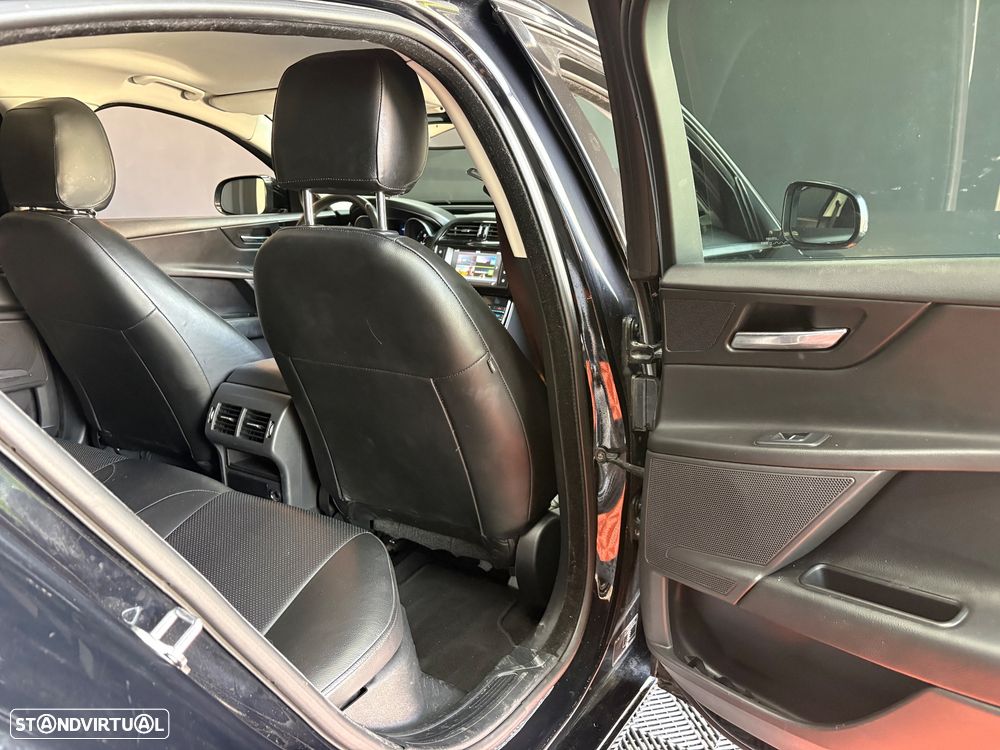 Jaguar XE E-Performance Aut. Prestige - 32