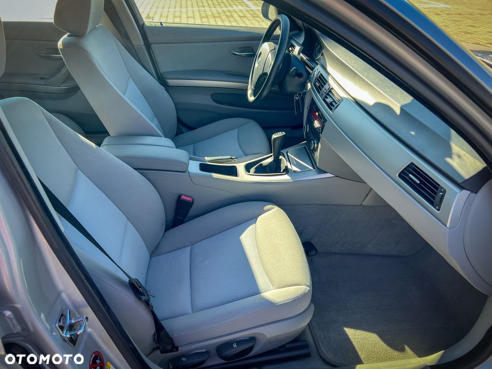 BMW Seria 3 318i Touring - 17