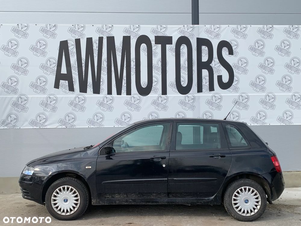 FIAT STILO 2006 *SAMOCHÓD NA CZĘŚCI* 2521  MASKA, LAMPA, DRZWI, LUSTERKO, ZDERZAK, GRILL, BŁOTNIK, KLAPA, BELKA, DESKA, FOTELE, KANAPA, ĆWIARTKA, KIEROWNICA, TARCZE, ZACISKI, ZAWIESZENIE, KOMPLETNY PRZÓD, KOMPLETNY TYŁ, LICZNIK, ZEGARY, PRAWE LEWE PRZÓD TYŁ - 1