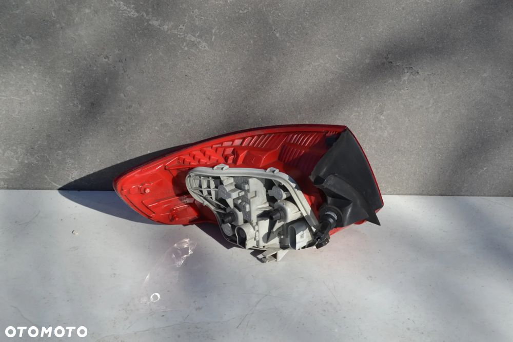 AUDI A3 8P SPORTBACK LAMPA TYŁ TYLNA PRAWA W BŁOTNIK 8P4945096C - 2