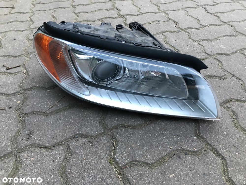 VOLVO XC70 V70 S80 XENON LAMPA PRAWY PRZÓD 31283916 - 2