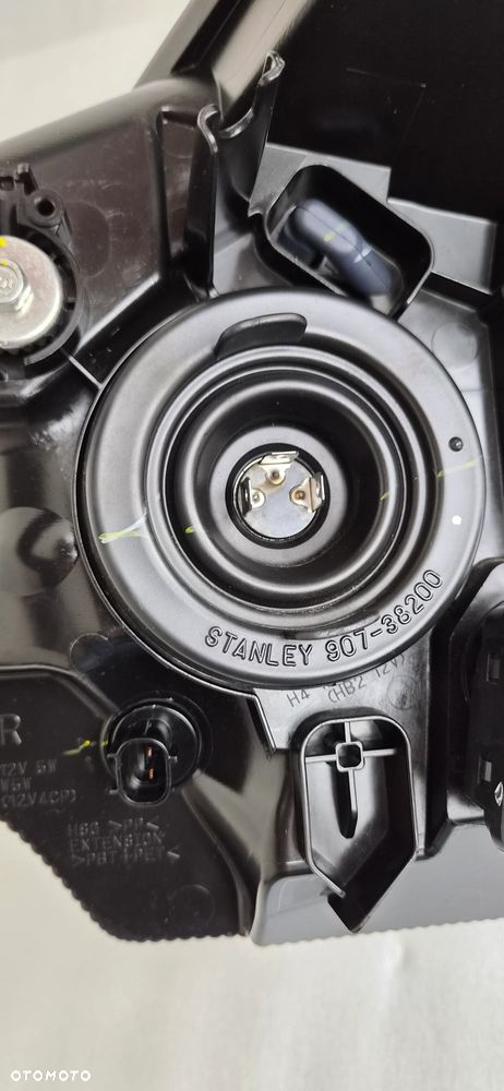 LAMPA PRAWA PRZÓD MITSUBISHI SPACE STAR LIFT 2019- STANLEY W5335 - 11
