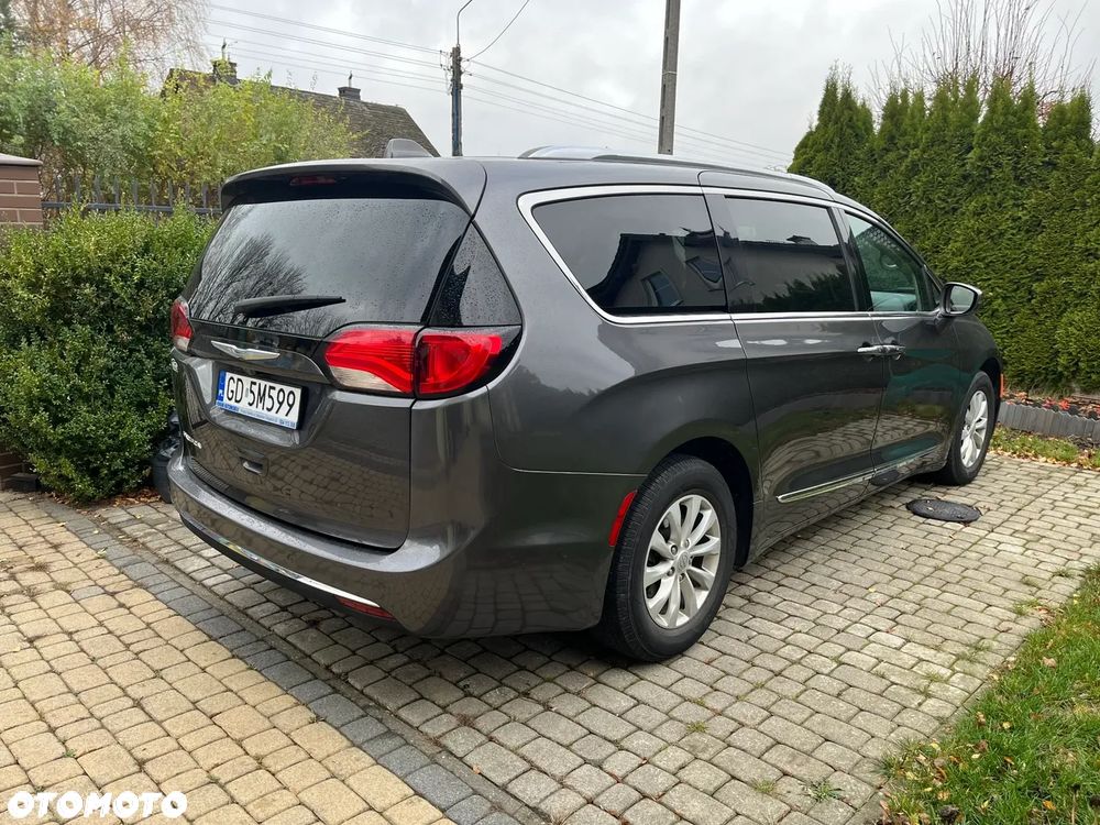 Chrysler Pacifica - 8