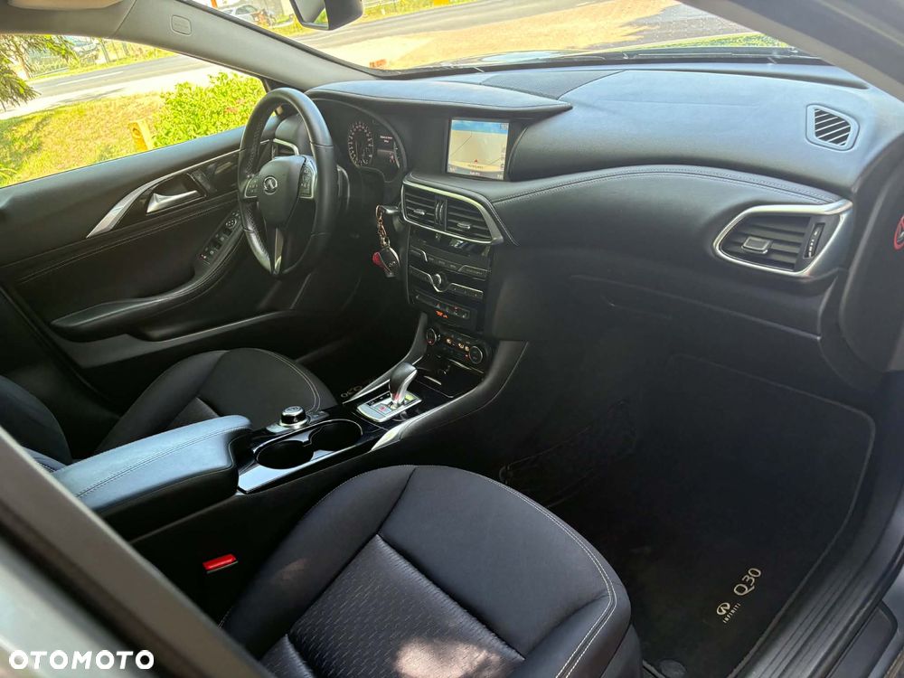 Infiniti Q30 - 13