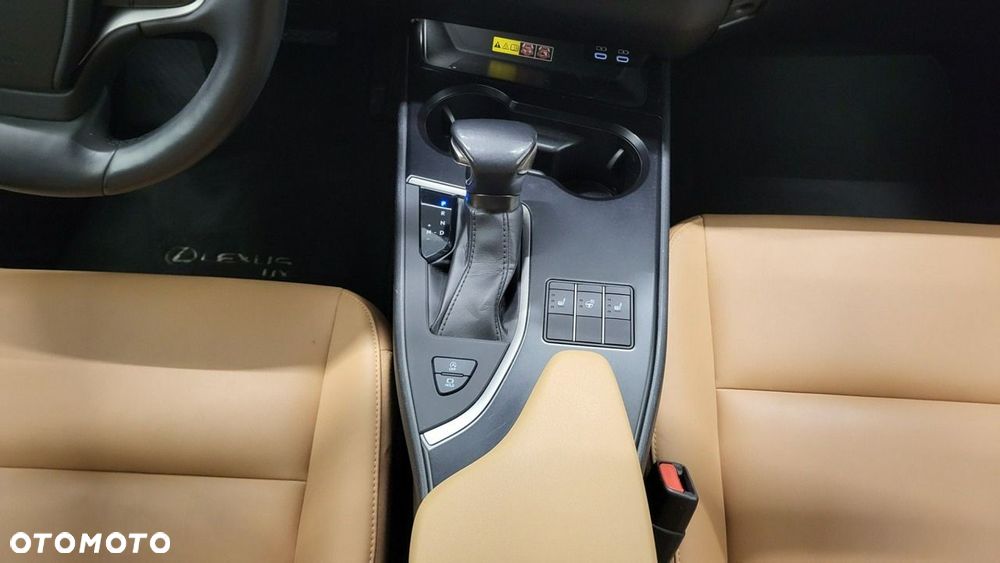 Lexus UX - 18