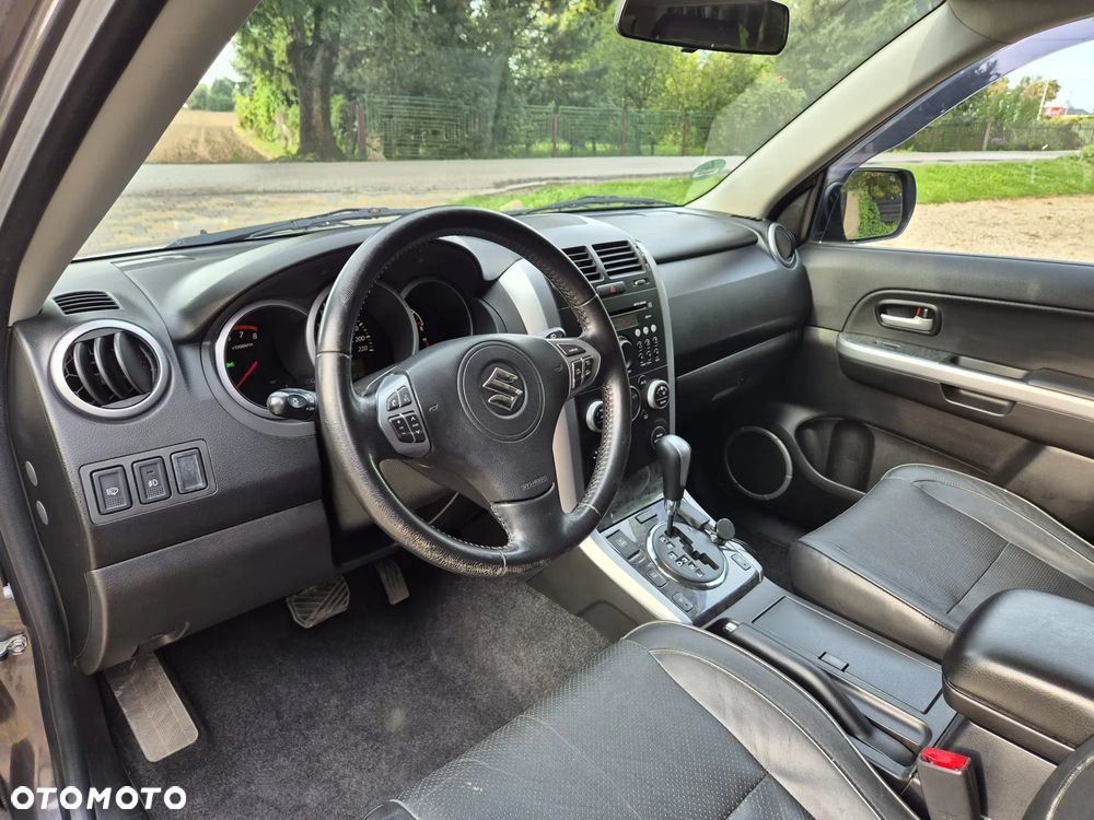 Suzuki Grand Vitara 2.4 De Luxe - 25