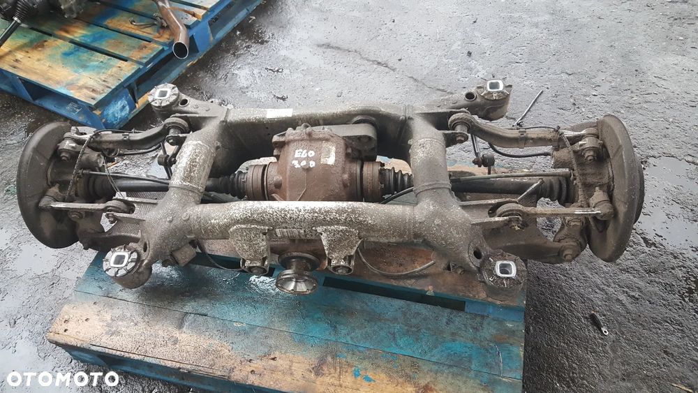Zawieszenie tył tylne tylna belka sanki wózek ława wahacz piasta BMW E60 E61
