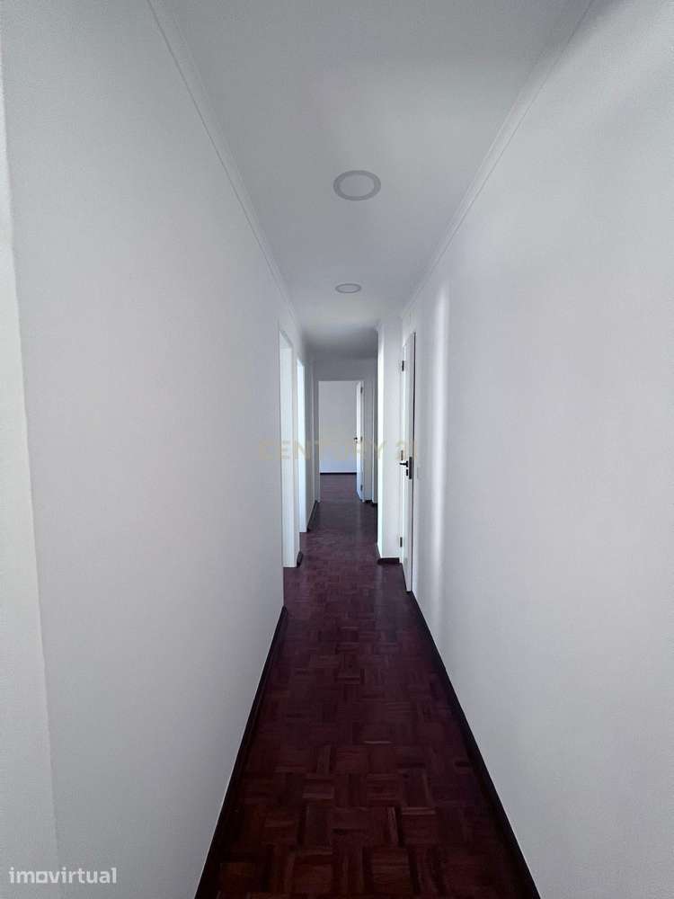 ARRENDAMENTO | APARTAMENTO RENOVADO COM TERRAÇO E VARANDAS - EXCELENTE - Grande imagem: 2/25