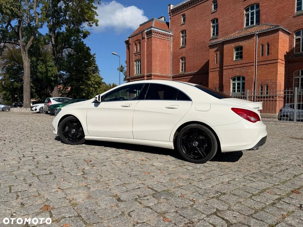 Mercedes-Benz CLA 250 7G-DCT Urban - 9